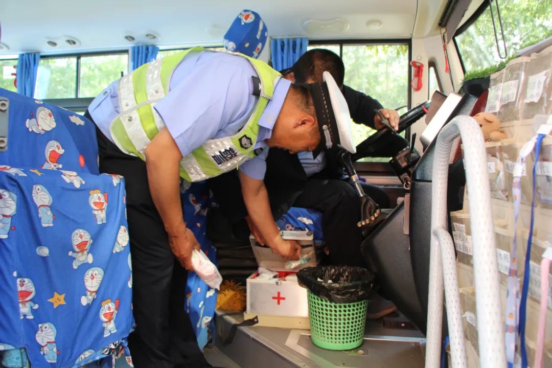 【交管動態】臨洮公安交警強化校車安全宣傳檢查 擰緊出行“安全閥”