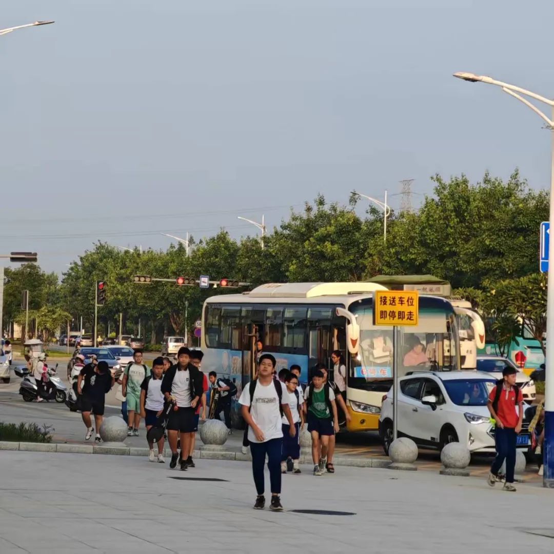 千名學(xué)生“專(zhuān)車(chē)”接送!江海區(qū)這波操作讓家長(zhǎng)集體點(diǎn)贊 圖片