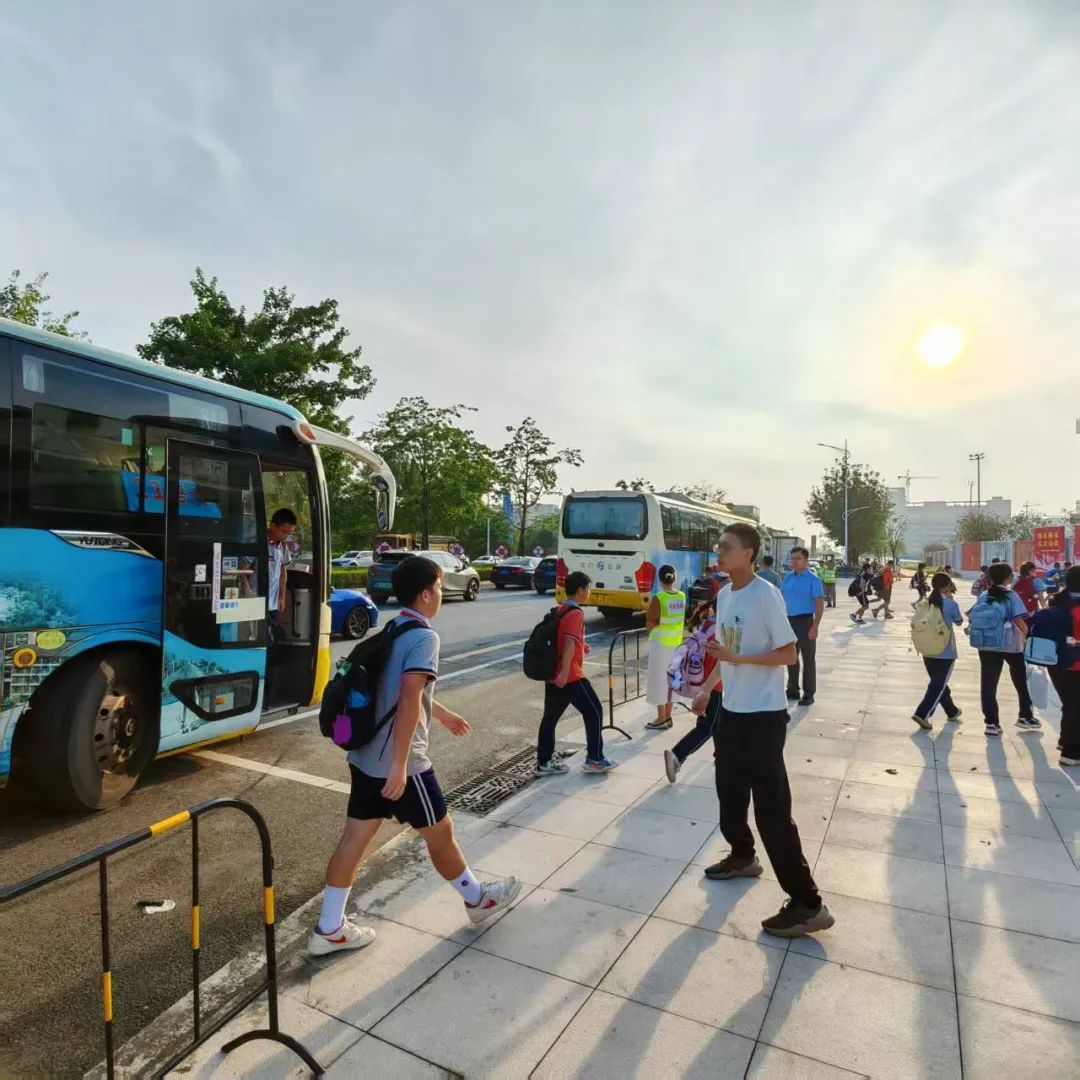 千名學(xué)生“專(zhuān)車(chē)”接送!江海區(qū)這波操作讓家長(zhǎng)集體點(diǎn)贊 圖片