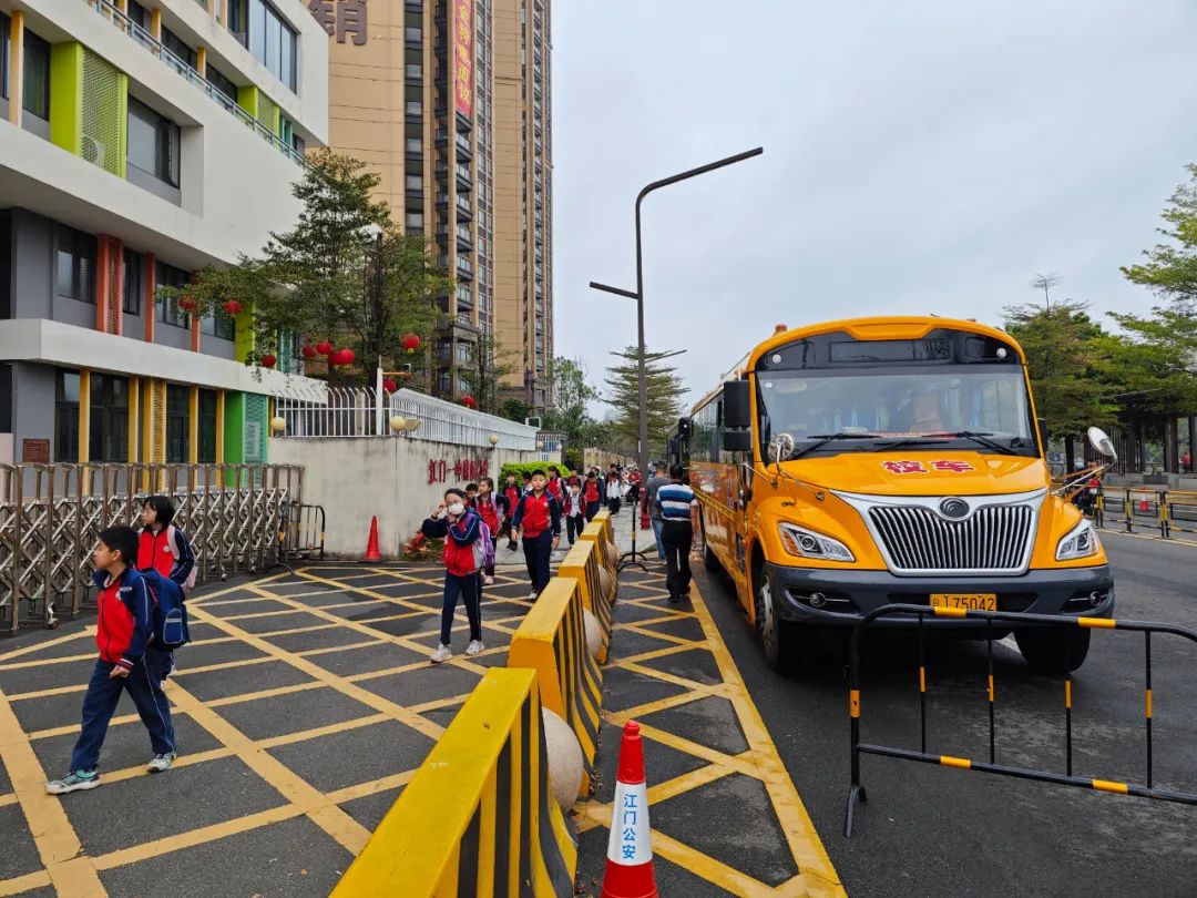 千名學(xué)生“專(zhuān)車(chē)”接送!江海區(qū)這波操作讓家長(zhǎng)集體點(diǎn)贊 圖片