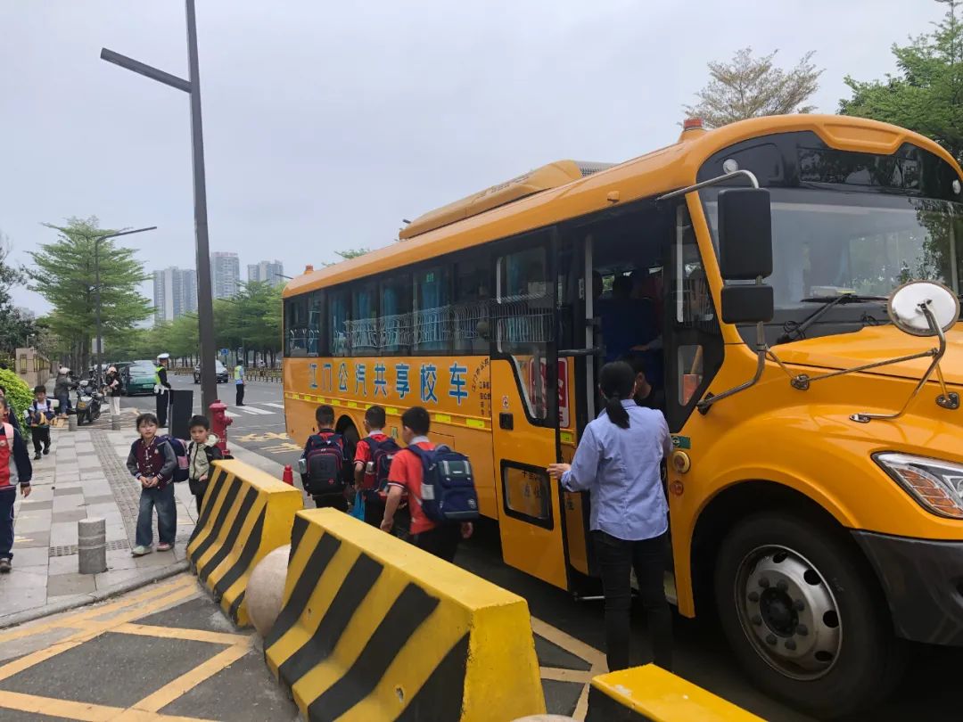 千名學(xué)生“專(zhuān)車(chē)”接送!江海區(qū)這波操作讓家長(zhǎng)集體點(diǎn)贊 圖片