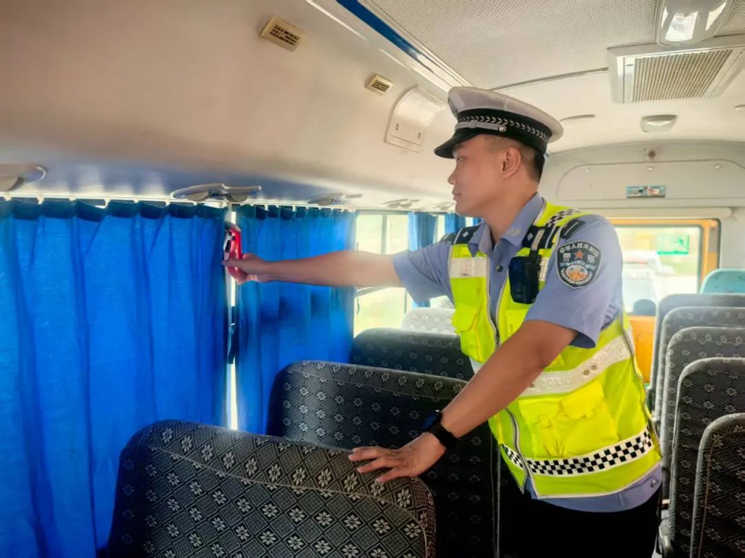 若羌公安交警強化校車安全“大檢查”，擰緊出行“安全閥”！