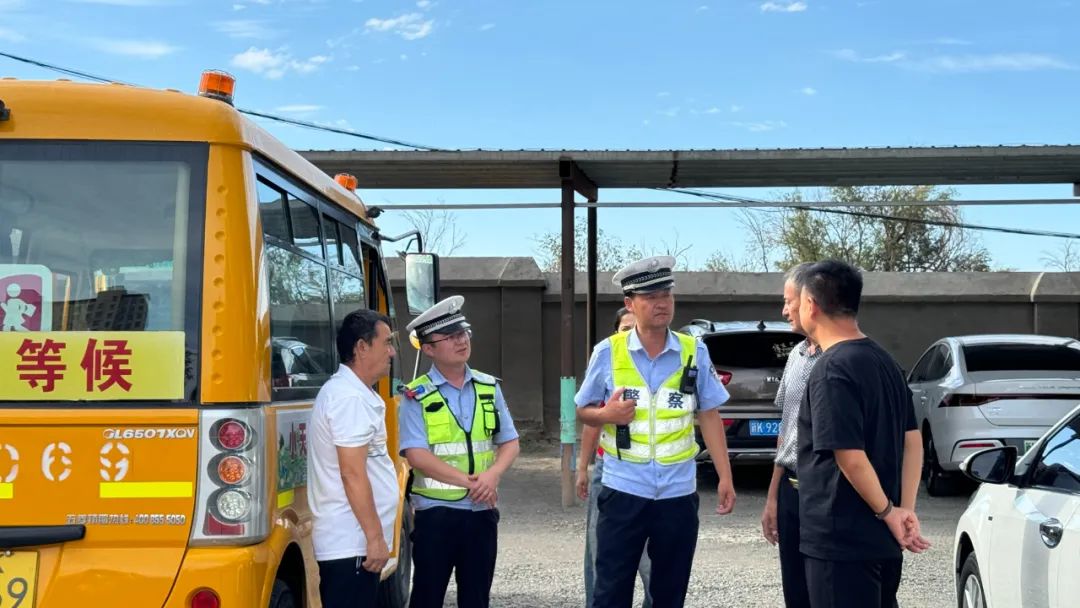 托克遜交警:開(kāi)學(xué)前夕織密校園交通安全防護(hù)網(wǎng) 圖片