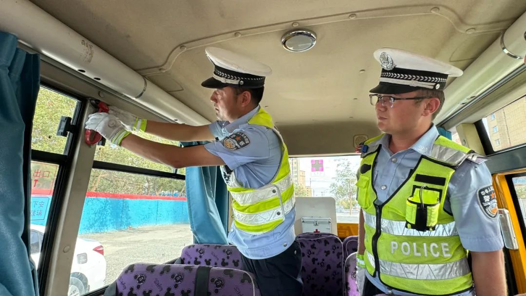 托克遜交警:開(kāi)學(xué)前夕織密校園交通安全防護(hù)網(wǎng) 圖片