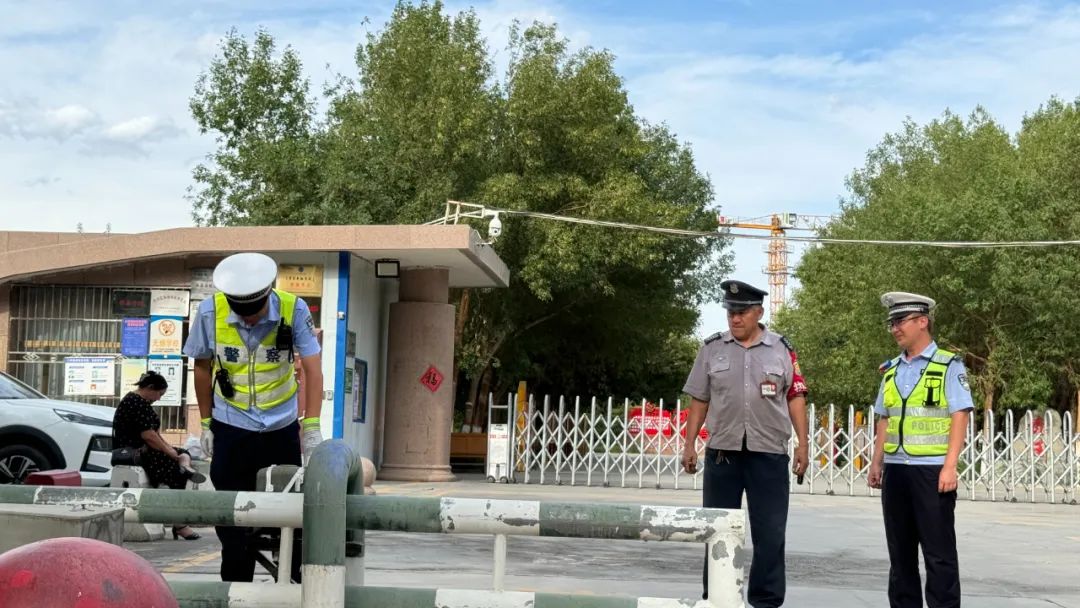 托克遜交警:開(kāi)學(xué)前夕織密校園交通安全防護(hù)網(wǎng) 圖片