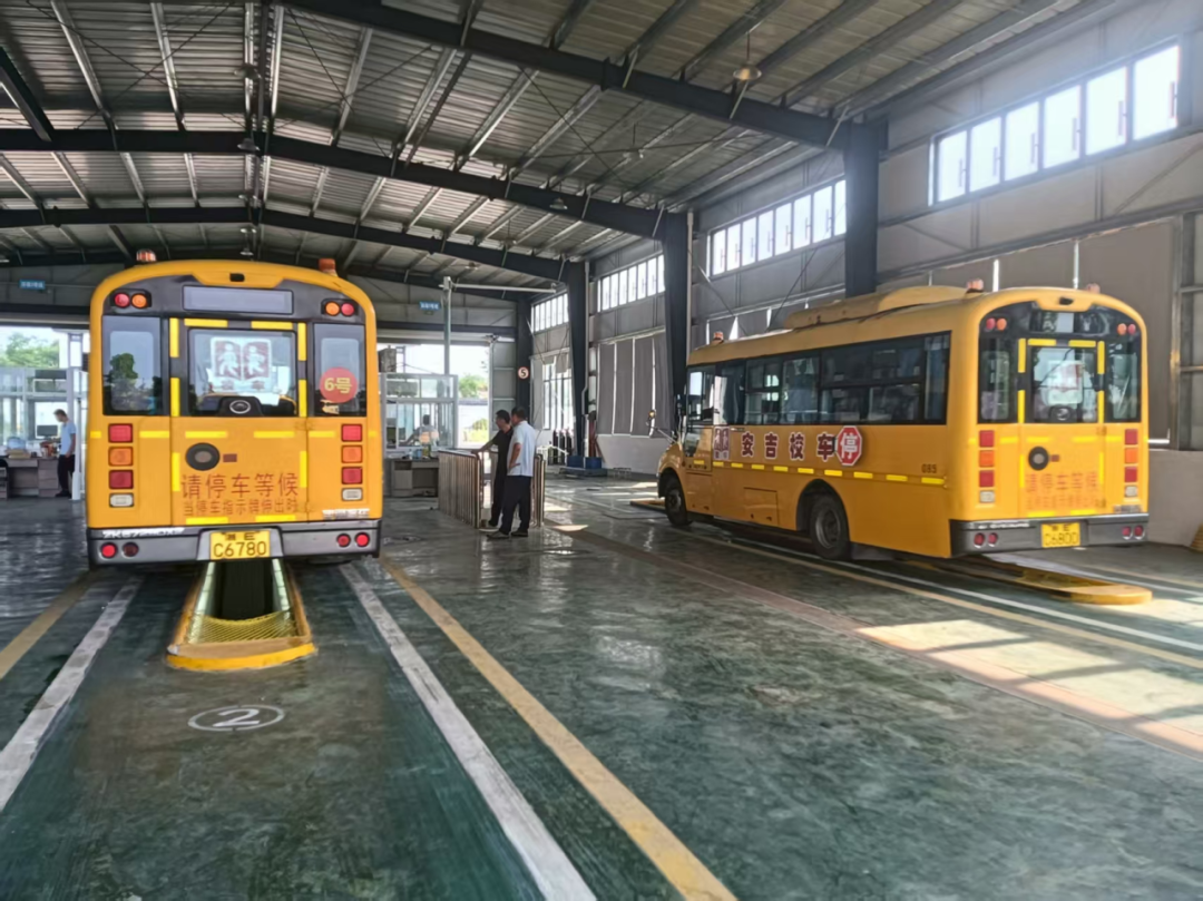 “大鼻子”校車整裝待發，迎接學子平安返校