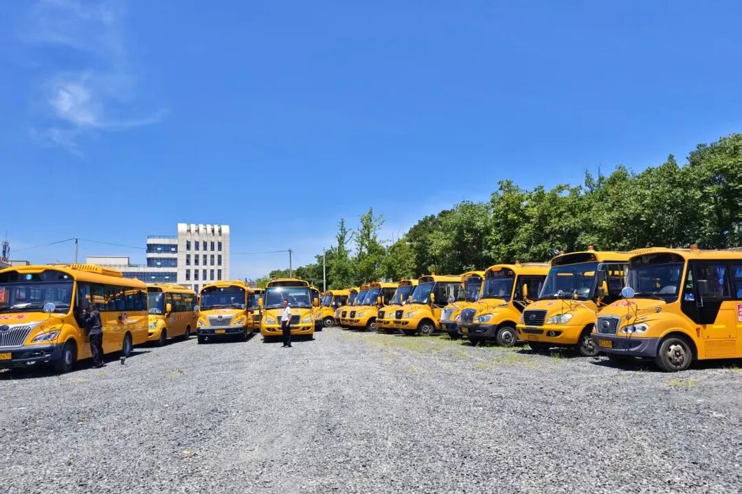 “大鼻子”校車整裝待發，迎接學子平安返校