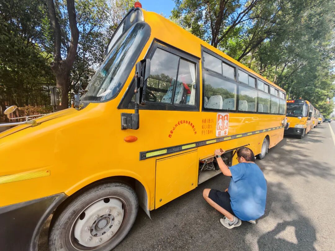 校車就位，安全到位，小紅星貼心守護(hù)上學(xué)路