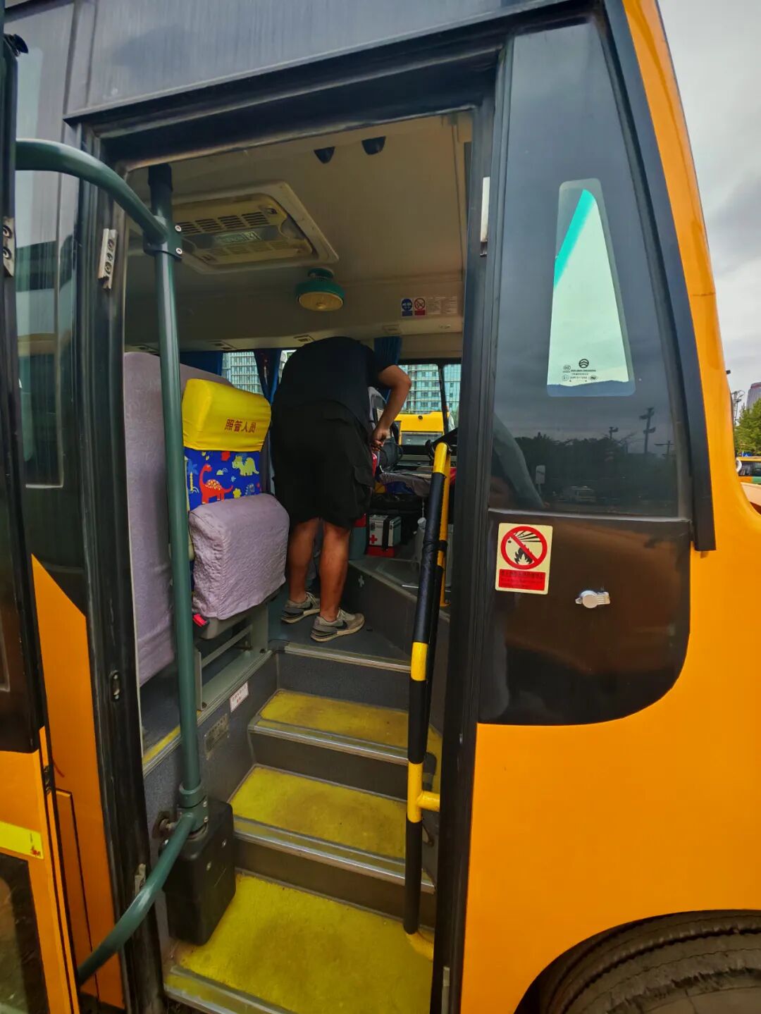 校車就位，安全到位，小紅星貼心守護(hù)上學(xué)路