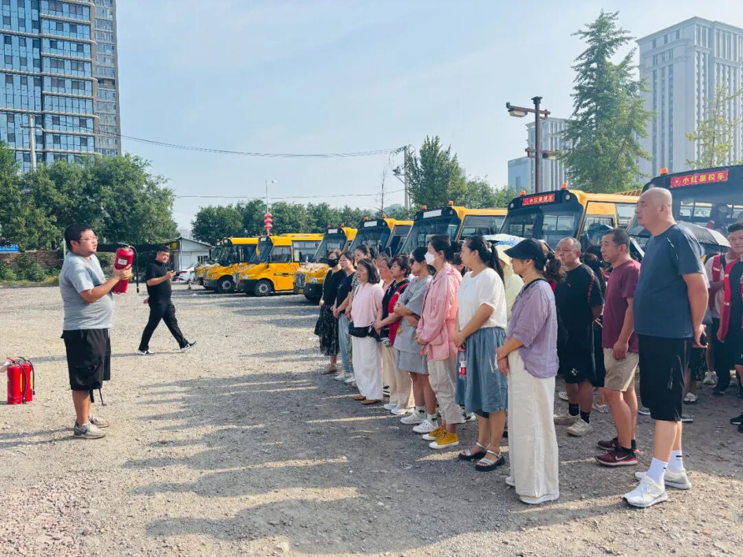 校車就位，安全到位，小紅星貼心守護(hù)上學(xué)路