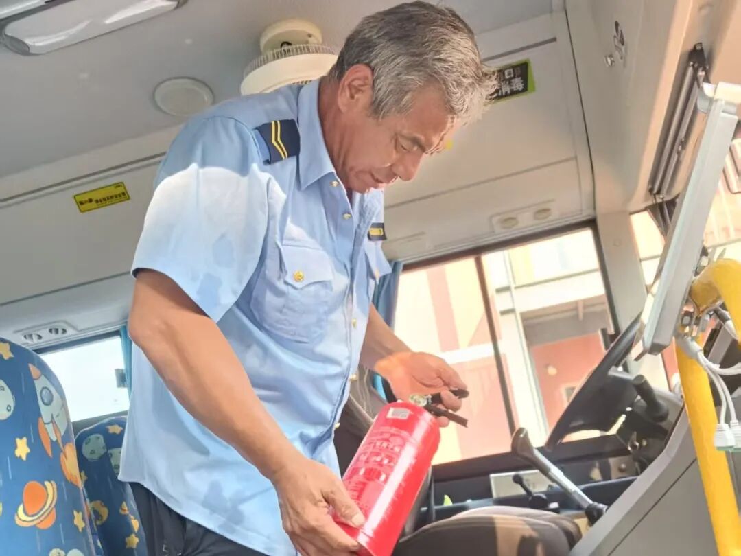 【安全可靠 服務高效】— 歡迎您乘坐西青校車 【安全可靠 服務高效】— 歡迎您乘坐西青校車