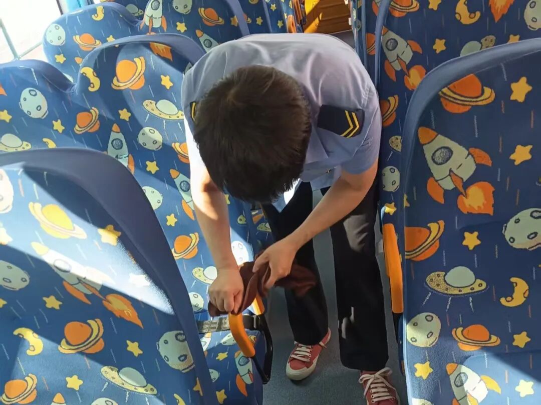 【安全可靠 服務高效】— 歡迎您乘坐西青校車 【安全可靠 服務高效】— 歡迎您乘坐西青校車