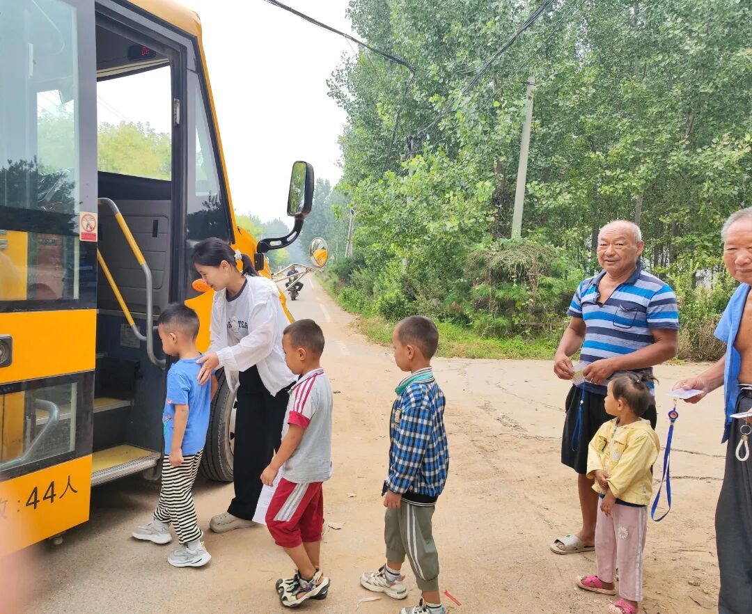快樂校車 伴你同行——平陰縣玫瑰鎮(zhèn)中心幼兒園和麗景幼兒園校車安全一日工作流程 9AFD972E14D01B9723EC331525B89C9C.jpg