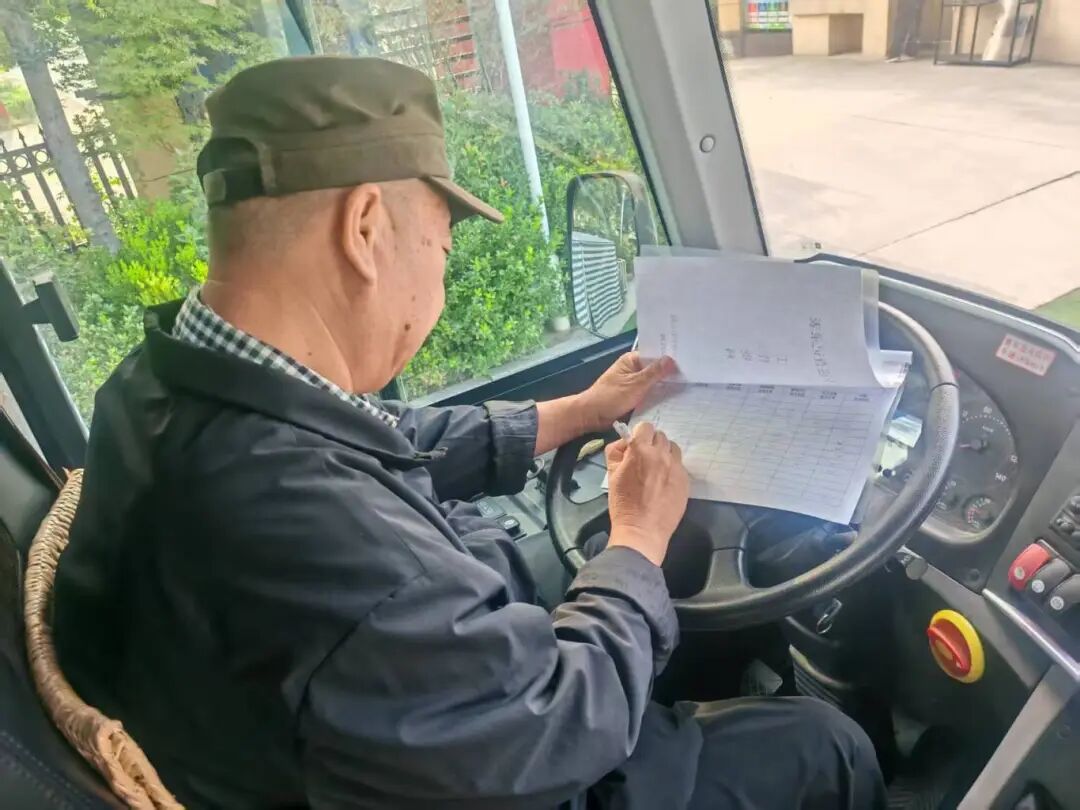 快樂校車 伴你同行——平陰縣玫瑰鎮(zhèn)中心幼兒園和麗景幼兒園校車安全一日工作流程 FA58A01A97D8B2FCB5230C2CB6BD45E1.jpg