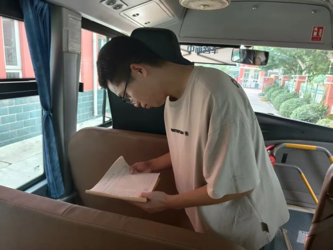 快樂校車 伴你同行——平陰縣玫瑰鎮(zhèn)中心幼兒園和麗景幼兒園校車安全一日工作流程 0A220BF87AB0729FE43DDA93197F21EF - 副本 (2).jpg