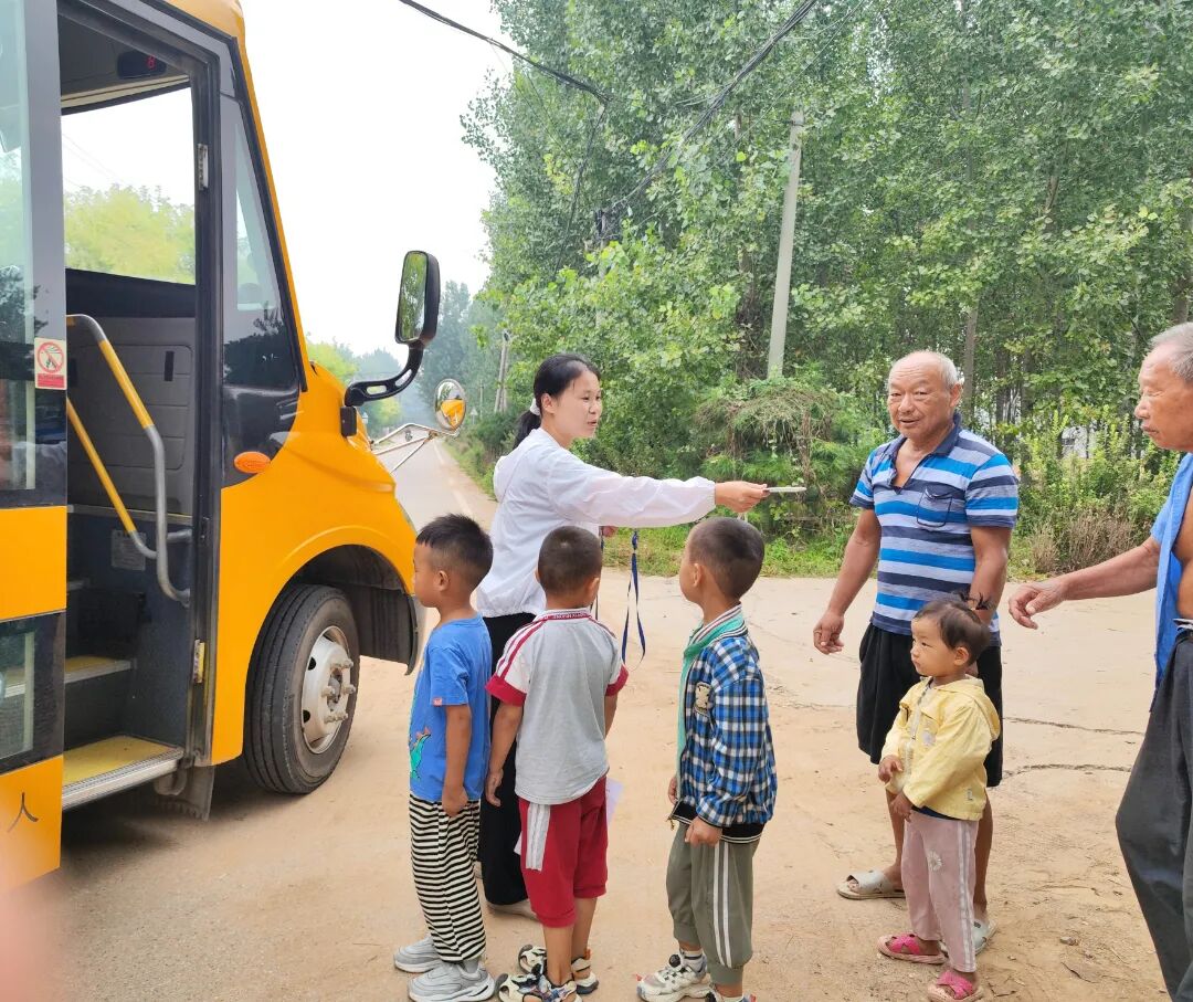 快樂校車 伴你同行——平陰縣玫瑰鎮(zhèn)中心幼兒園和麗景幼兒園校車安全一日工作流程 39961E401155A086AC71DDB8BCF47EDE.jpg