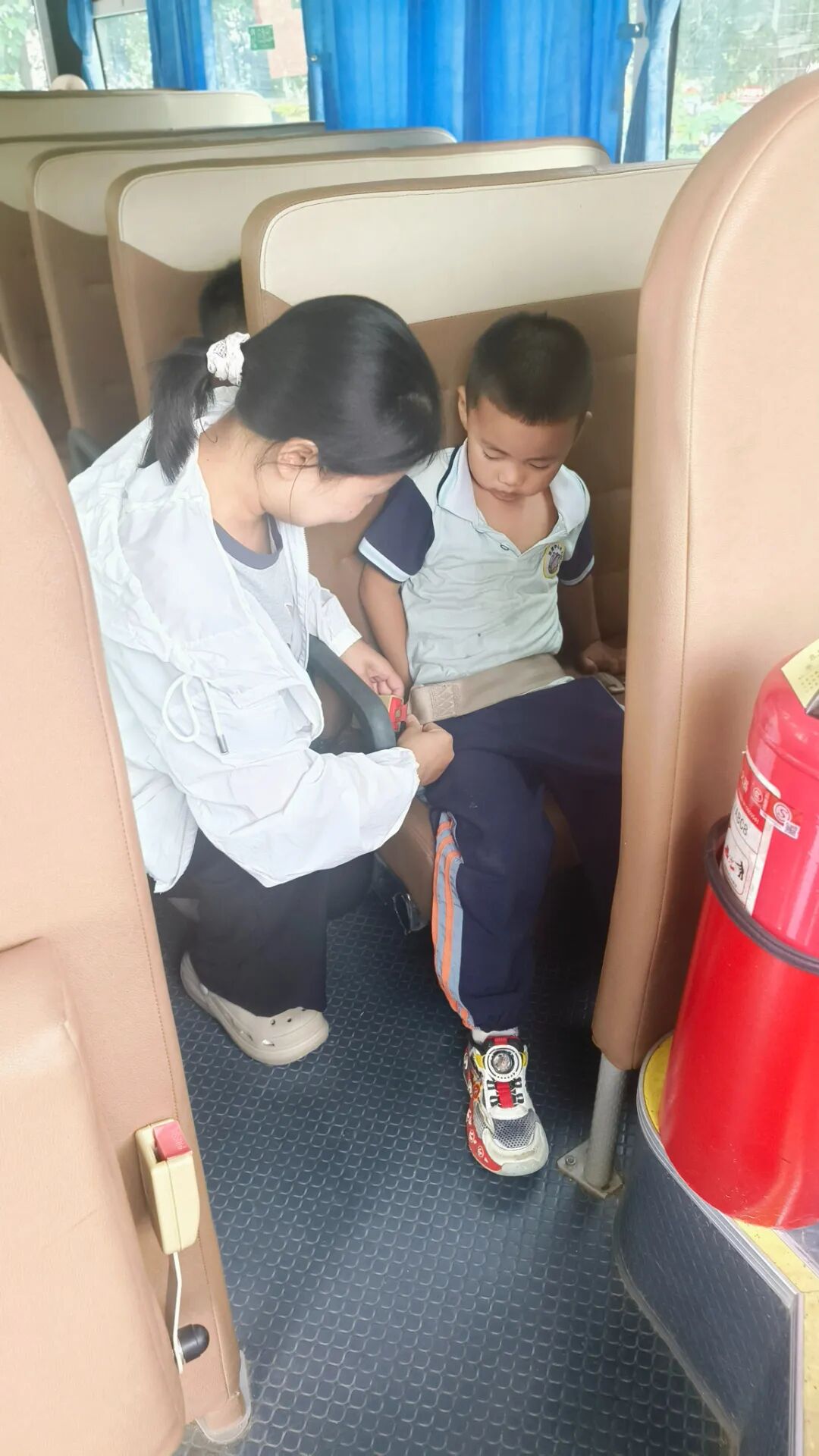 快樂校車 伴你同行——平陰縣玫瑰鎮(zhèn)中心幼兒園和麗景幼兒園校車安全一日工作流程 33EC41D15811B3E9DF0358D3BABD5DBE.jpg