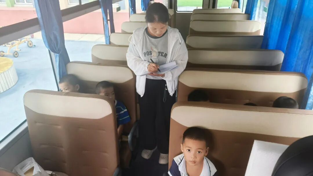 快樂校車 伴你同行——平陰縣玫瑰鎮(zhèn)中心幼兒園和麗景幼兒園校車安全一日工作流程 FA0BE219F1B312DE9BF20F0A85925A37.jpg