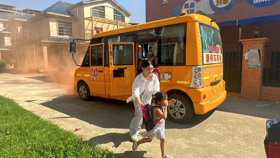 【平安校園】安全“童”行,防患未然——東幼校車應急疏散演練紀實 【平安校園】安全“童”行,防患未然——東幼校車應急疏散演練紀實