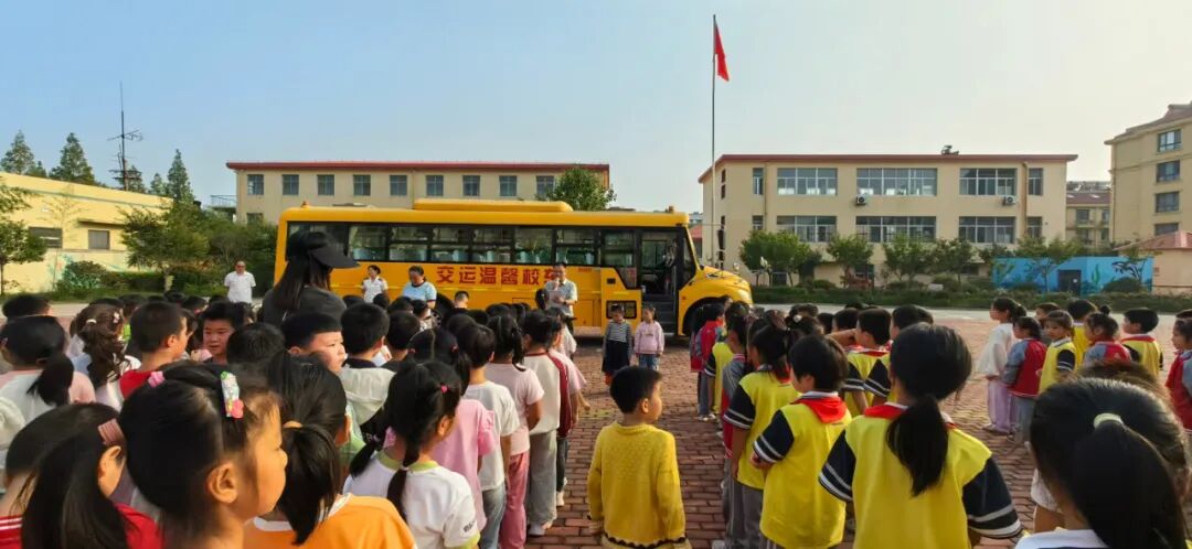 瑯琊小學安全教育課程校車安全演練，共筑生命防線---瑯琊小學舉辦2025年秋季校車消防應急演練