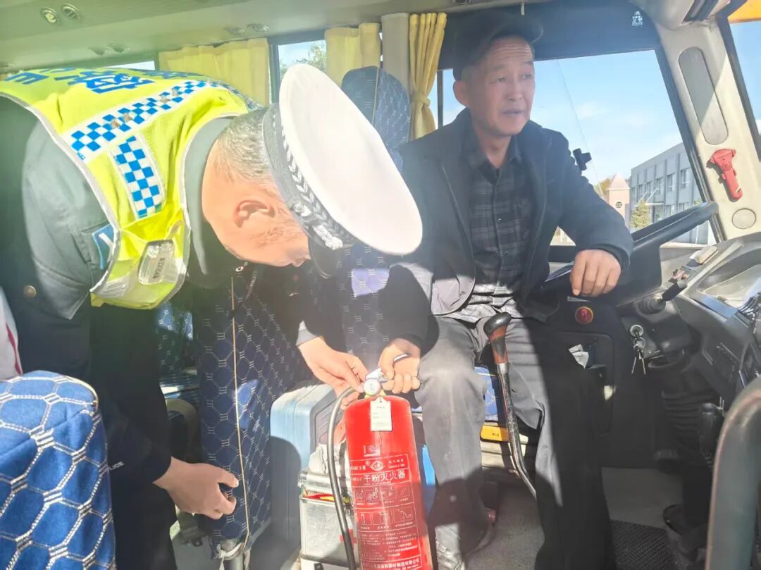 四師交警檢查校車安全 筑牢上下學安全防線