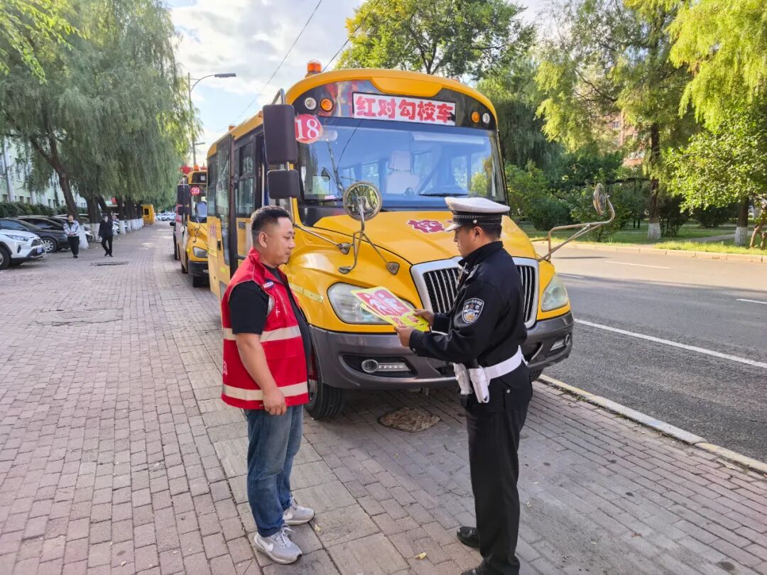 前進交警大隊深入轄區校車企業開展安全檢查和宣傳教育