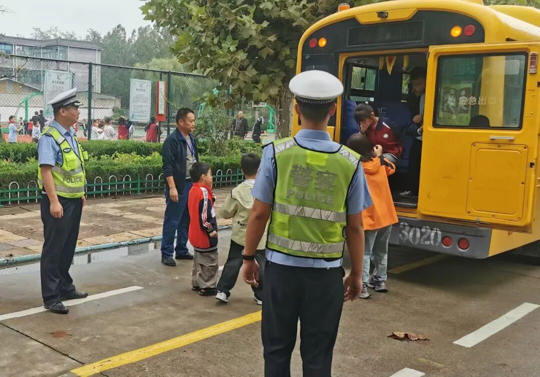 以練筑防 警校攜手開(kāi)展校車應(yīng)急演練