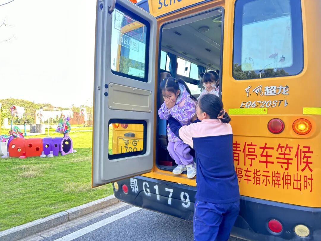 筑牢校車安全 守護成長之路 —— 紅蓮湖第二幼兒園校車安全應急演練活動 筑牢校車安全 守護成長之路 —— 紅蓮湖第二幼兒園校車安全應急演練活動