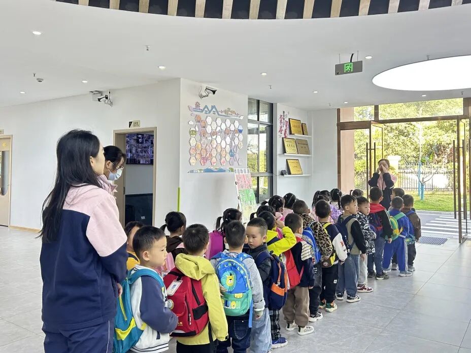 筑牢校車安全 守護成長之路 —— 紅蓮湖第二幼兒園校車安全應急演練活動 筑牢校車安全 守護成長之路 —— 紅蓮湖第二幼兒園校車安全應急演練活動