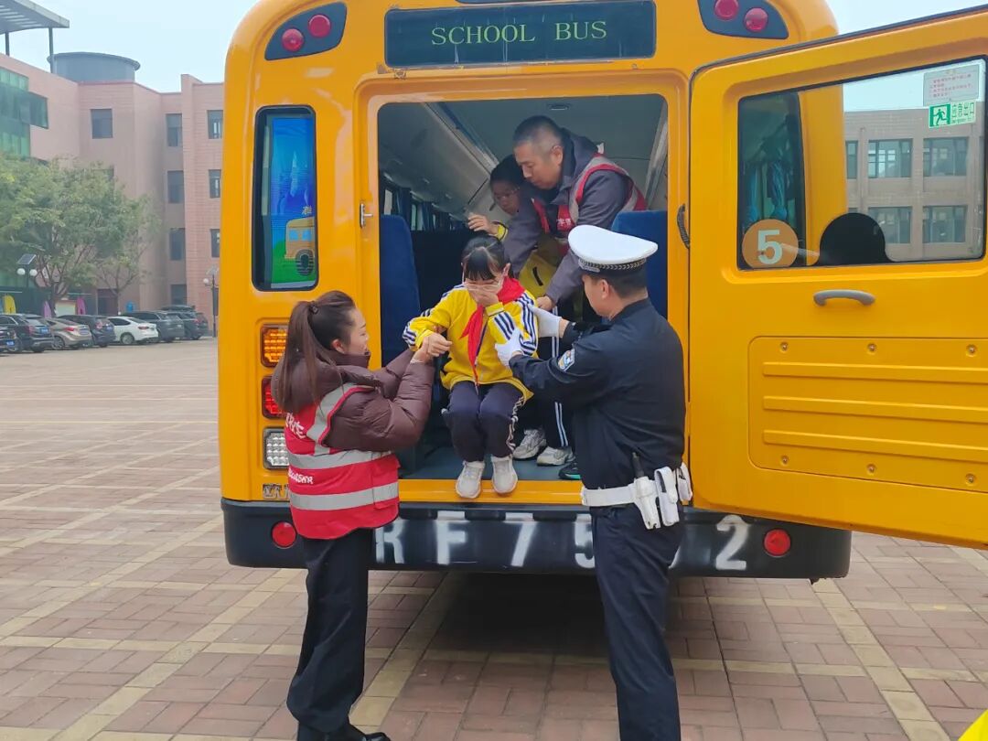 【陽(yáng)光下的守護(hù)】三河公安交警進(jìn)校園！校車安全演練筑牢平安防線