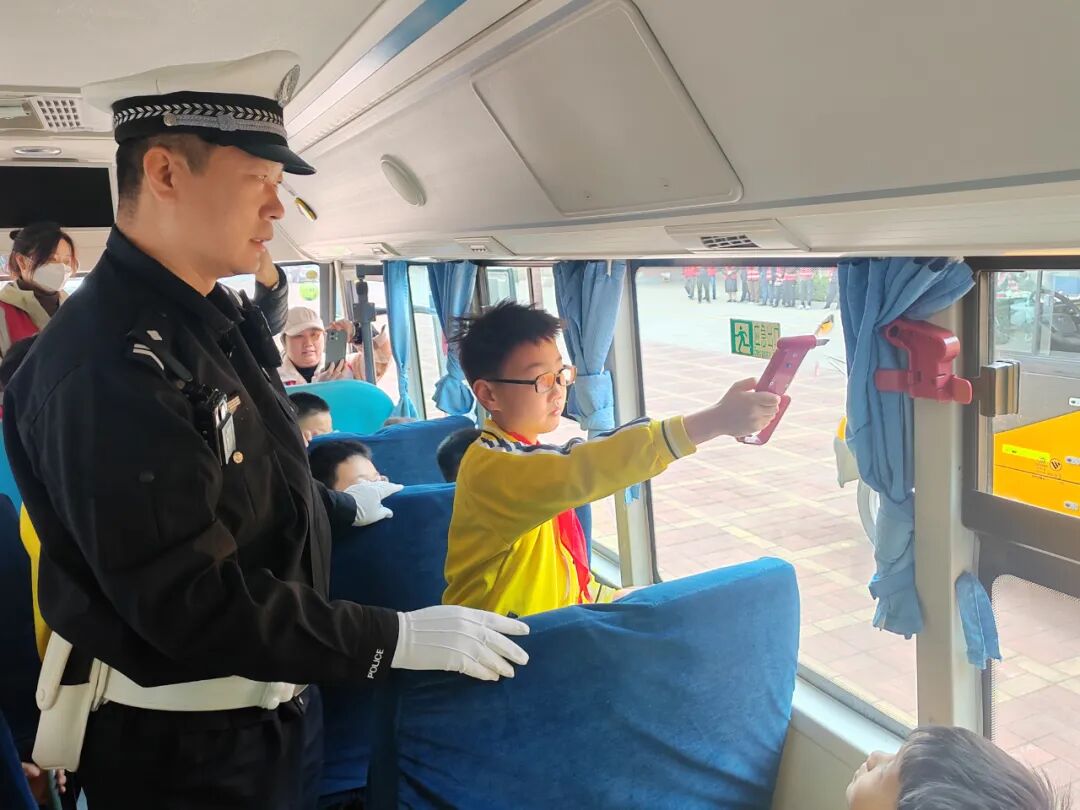 【陽(yáng)光下的守護(hù)】三河公安交警進(jìn)校園！校車安全演練筑牢平安防線