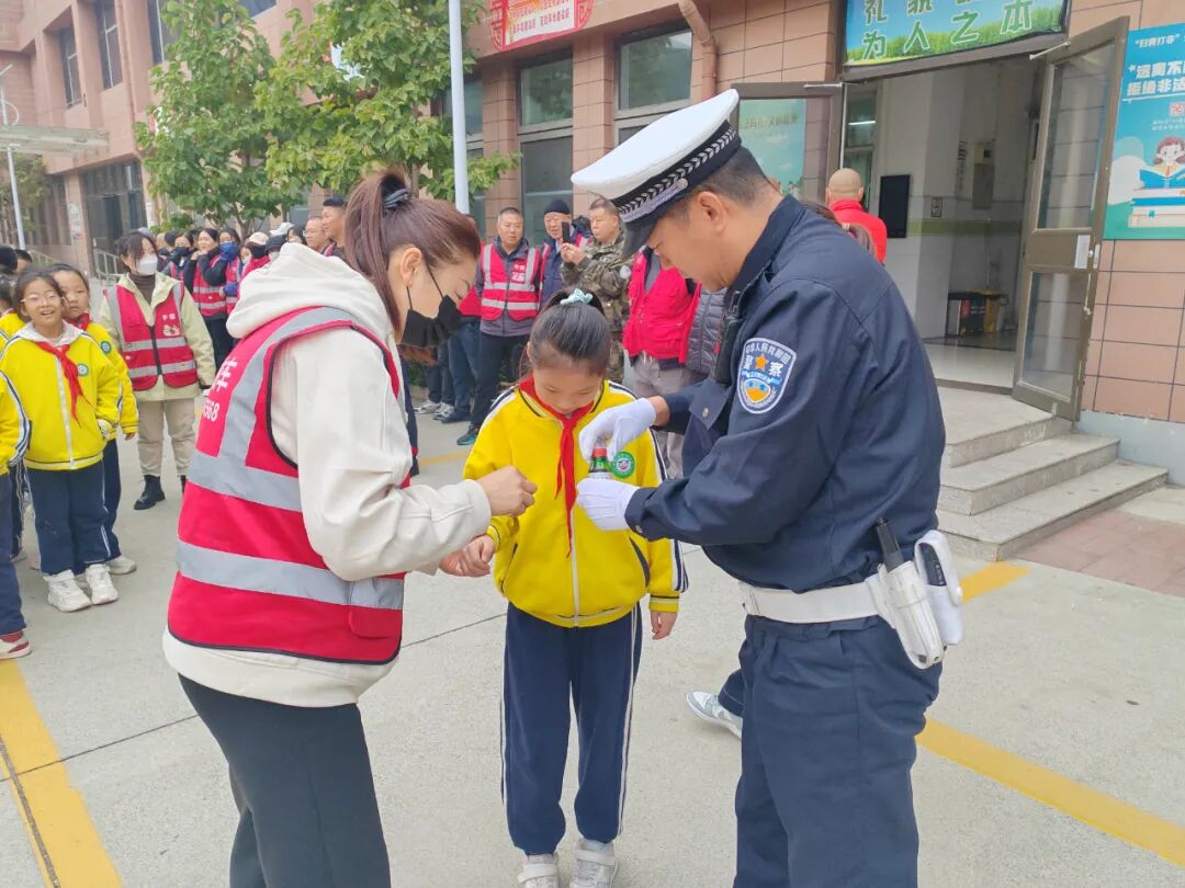 【陽(yáng)光下的守護(hù)】三河公安交警進(jìn)校園！校車安全演練筑牢平安防線