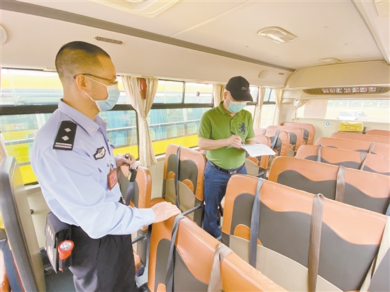 復學進入倒計時,全區39輛校車接受“體檢” 1.jpg