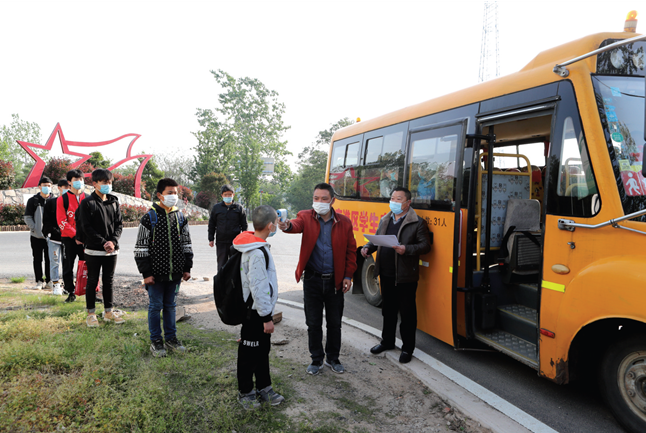 返校復課,鄉村校車接送忙 返校復課,鄉村校車接送忙
