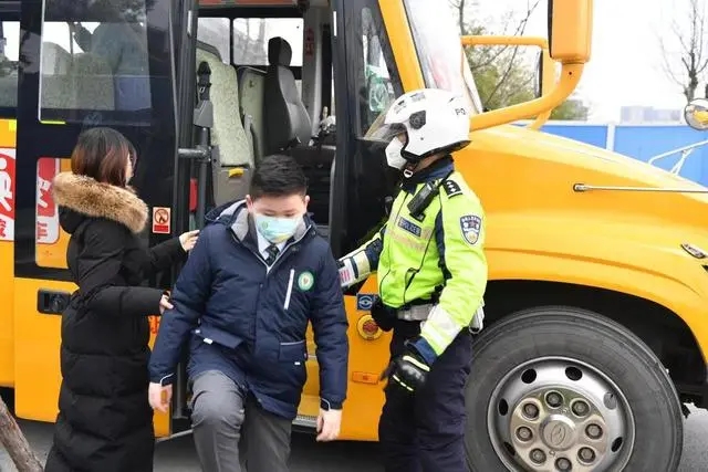 滿載學(xué)生的校車車廂內(nèi)突然冒出濃煙,怎么辦? 滿載學(xué)生的校車車廂內(nèi)突然冒出濃煙,怎么辦?