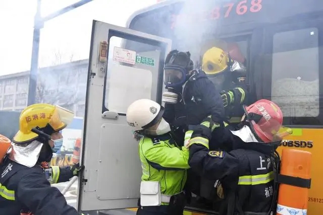滿載學(xué)生的校車車廂內(nèi)突然冒出濃煙,怎么辦? 滿載學(xué)生的校車車廂內(nèi)突然冒出濃煙,怎么辦?