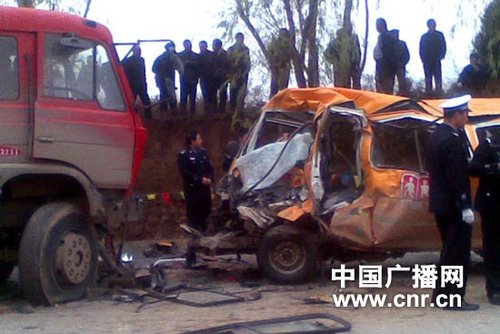 甘肅幼兒園校車車禍：校車核載9人實載64人