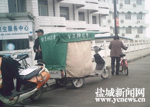 “黑”校車沒了　接送孩子成了問題(圖)