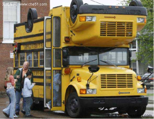 西澳大利亞州（以下簡稱西澳）是澳大利亞最大的州，其有關校車的規定可謂事無巨細。耐著性子閱讀完這些條條框框的人，大多會得出這樣一個總體印象嚴。