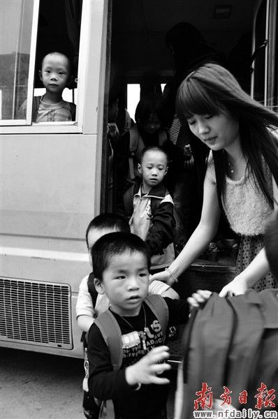 校車安全牽動(dòng)著人們的心。曾強(qiáng)