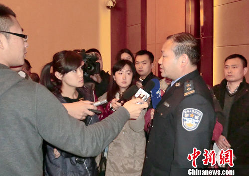 江蘇豐縣政府舉行校車側翻事故發布會(圖) 江蘇豐縣政府舉行校車側翻事故發布會(2)