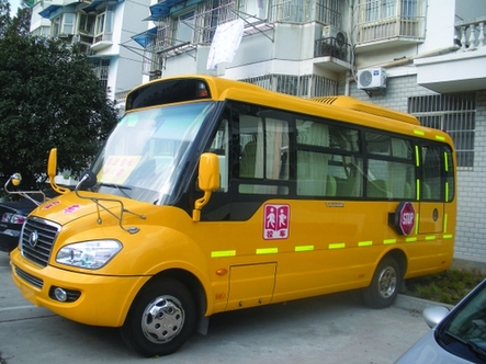 南京首輛“大鼻子”校車沒牌照遇尷尬 南京第一輛“大鼻子”校車 無法辦“校車牌照”上不了路