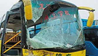 深圳龍崗區(qū)龍湖學校校車沖紅燈傷11名學生(圖) 深圳龍崗區(qū)龍湖學校校車沖紅燈傷11名學生(圖)