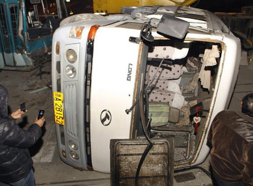 校車事故再發:杭州公交撞上載學生客車(圖) 校車事故再發:杭州公交撞上載學生客車(圖)