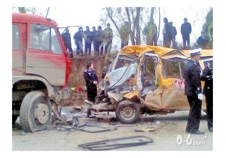 2011年特大校車事故慘劇大盤點/ 校車事故一:
事故時間:2011年11月16日9時40分許
事故原因:校車系超載車輛,核載9人的校車,卻實載64人,超載了55人
事故發生地:甘肅省慶陽市正寧縣榆林子鎮
死亡人數:造成19人死亡,其中17名幼兒
受傷人數:18人重傷、26人輕傷
事故細節:2011年11月16日9時40分許,甘肅省慶陽市正寧縣榆林子鎮下溝磚廠門口,一輛大翻斗運煤貨車與正寧縣榆林子小博士幼兒園學生接送面包車迎面相撞,校車司機與4名幼兒當場死亡,多名幼兒重傷。15人在送往醫院搶救途中死亡,至此,事故遇難人數達20人,其中包括18名幼兒以及校車司機及1名教師。