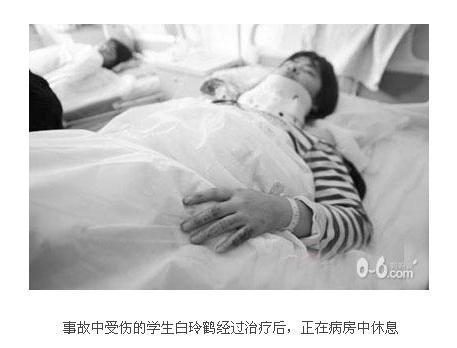 2011年特大校車事故慘劇大盤點/ 校車事故二:
事故時間:2011年9月26日6時50分左右
事故發生地:山西省介休市靈石縣冷泉村
死亡人數:7名初中生死亡
受傷人數:2人重傷、3人輕傷
事故細節:2011年9月26日6時50分左右,山西靈石縣冷泉村一接送學生的微型面包車在108國道介休段與一輛大貨車相撞。目前山西晉中市已經成立了事故調查組,靈石縣負責事故善后工作,介休市負責傷員救治工作,具體事故原因還在調查中。