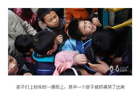 2011年特大校車事故慘劇大盤點/ 校車事故五:
事故時間:2011年7月20日7時10分
事故原因:兩輛車均屬違規行駛
事故發生地:大連市開金州新區金石灘涼水灣
受傷人數:17個孩子均不同程度受傷
事故細節:2011年7月20日7時10分,大連市開金州新區金石灘涼水灣路段,一輛載著17個孩子的輕型封閉貨車與迎面而來的奔馳車相撞,車上的17個孩子均不同程度受傷。此車是幼兒園園長為了接送孩子而雇來的“黑校車”。