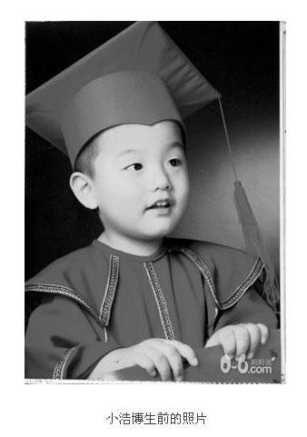 2011年特大校車事故慘劇大盤點/ 校車事故七:
事故時間:2011年3月14日上午
事故原因:肇事校車超載超速
事故發生地:北京門頭溝
死亡人數:2名兒童死亡
受傷人數:3名兒童受傷
事故細節:2011年3月14日上午9點25分,在蓮石東路門頭溝路段小園村路口處,一輛大客車撞上路邊施工圍擋,鋼管從客車右前部插入車內,導致兩人身亡,其中一人為幼兒園園長劉某,一人是5歲的史浩博。事故還導致另外3名兒童受傷。當天,客車超載32人,時速為98公里/小時,超過限定的60公里/小時。肇事司機尤毅負全部責任。此客車系某汽車租賃公司所有,而34歲的肇事司機竟有10年的吸毒史。