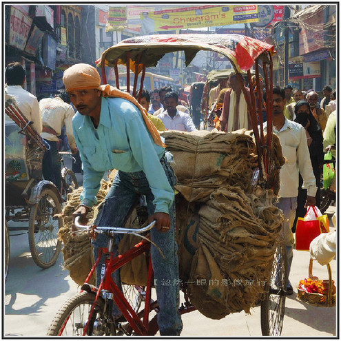 印度交通像廟會 校車很拉風(圖) 印度交通像廟會 校車很拉風(圖)