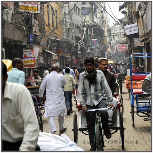 印度交通像廟會 校車很拉風(圖) 印度交通像廟會 校車很拉風(圖)
